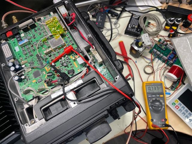 Geöffnete Funkgerät mit einem Messgerät zum Stromverbrauch